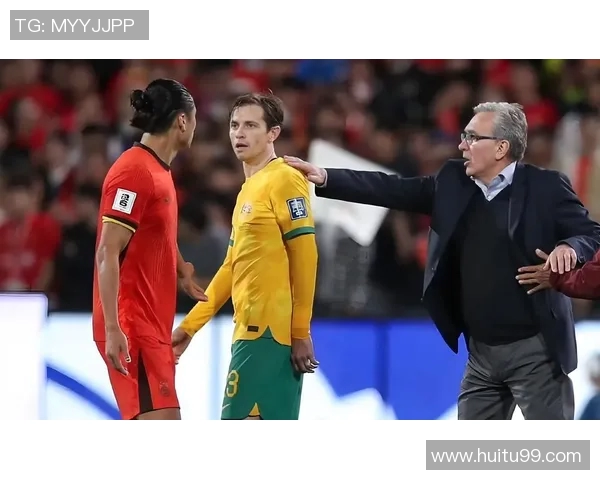 足球明星遭遇恶意犯规瞬间曝光引发球迷热议与愤怒 足球明星遭遇恶意犯规瞬间曝光引发球迷热议与愤怒